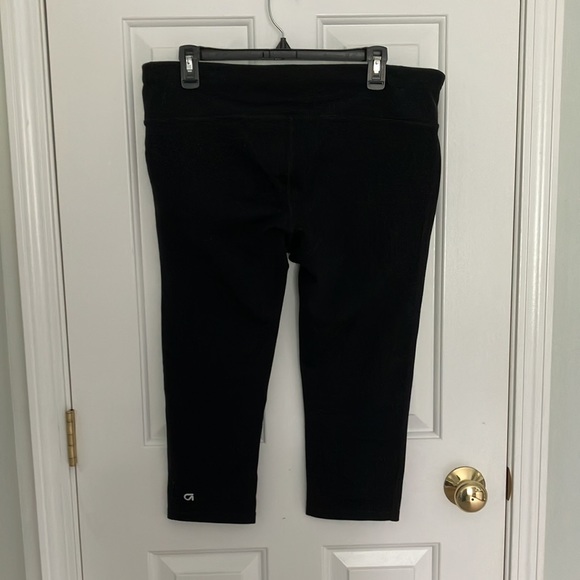 GapFit gfast black capri leggings - Picture 2 of 5